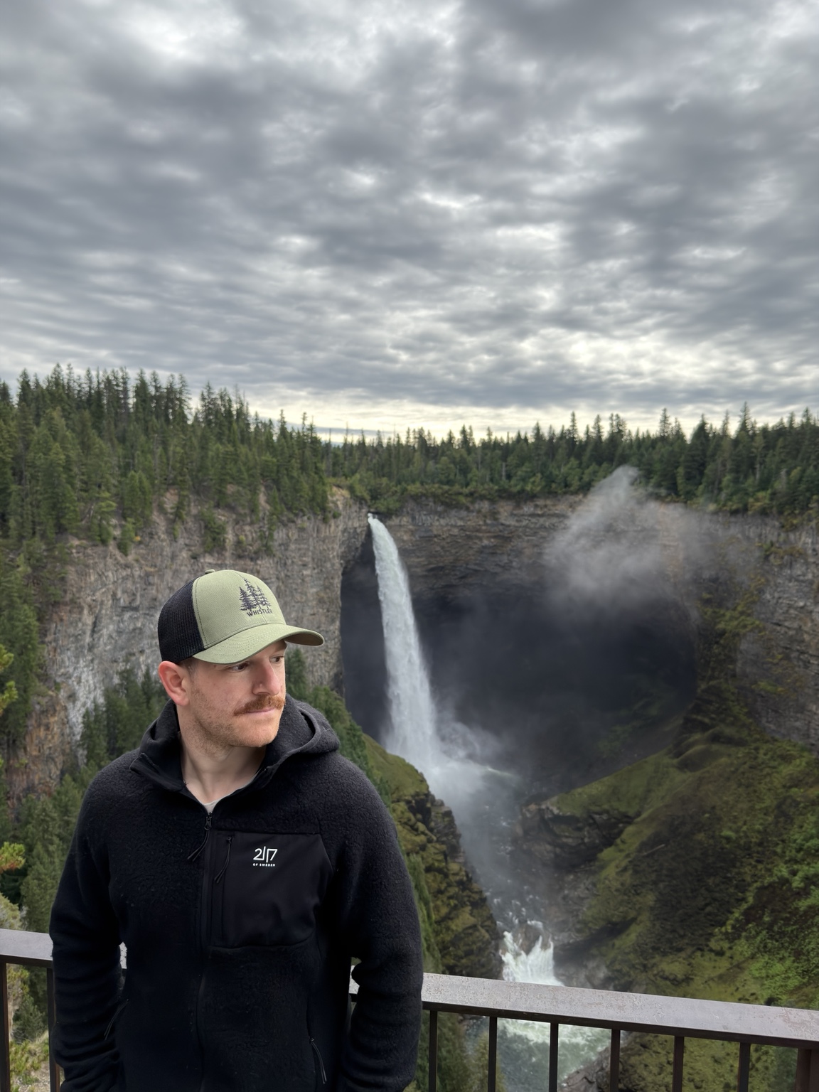 Fabian Frieden vor einem Wasserfall in kanadischer Waldlandschaft